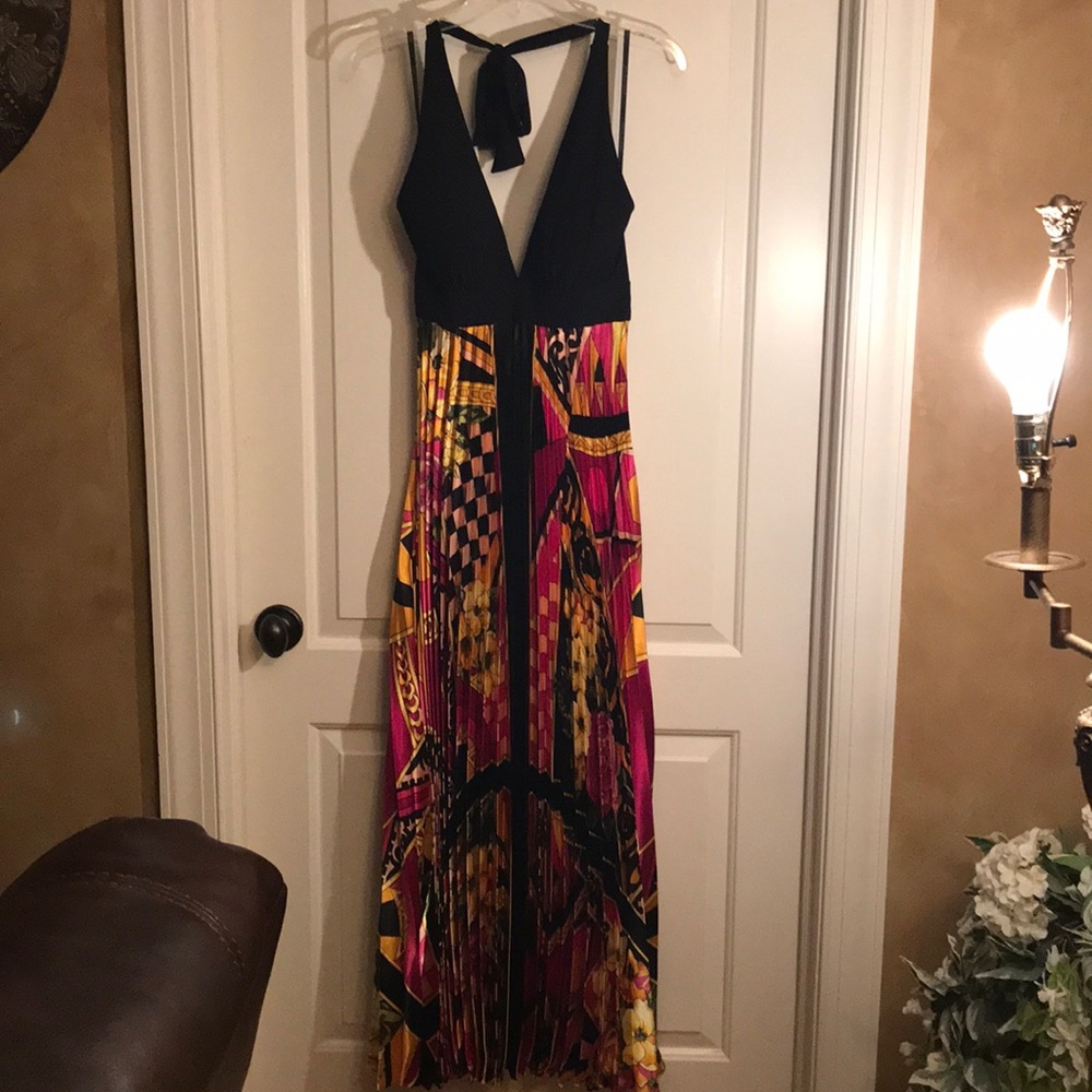 ✨ Low V halter top gown ✨